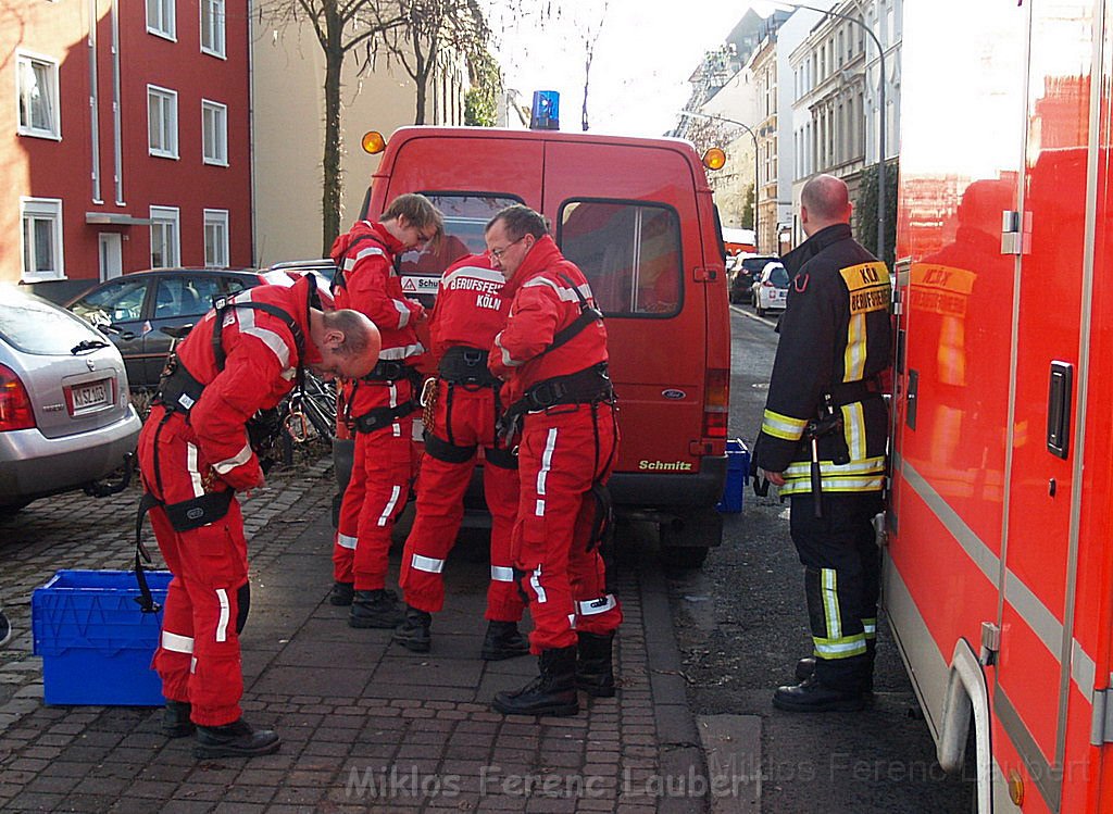 Einsatz Feuerwehr SEK Polizei Koeln Nippes Merheimerstr P011.JPG